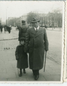 Leszek Szczepański z ojcem na placu Litewskim w Lublinie