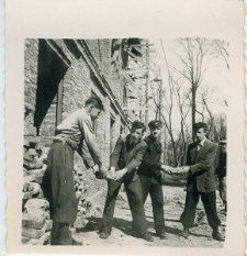 Leszek Szczepański z kolegami podczas prac społecznych przy odbudowie Liceum im. S. Staszica