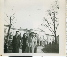 Leszek Szczepański z kolegami przed pałacem Lubomirskich na placu Litewskim w Lublinie