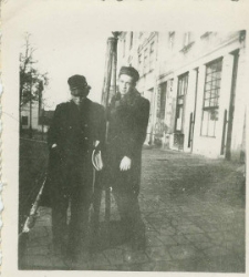 Leszek Szczepański z kolegą przy hotelu Europa