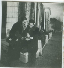 Leszek Szczepański z kolegą przed pałacem Lubomirskich na placu Litewskim w Lublinie