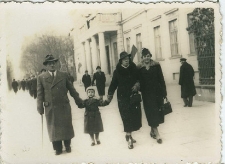 Leszek Szczepański z rodzicami i kuzynką na Krakowskim Przedmieściu w Lublinie