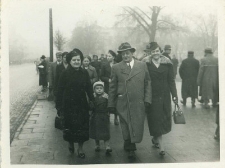 Leszek Szczepański (mały chłopiec) z rodziną na placu Litewskim w Lublinie
