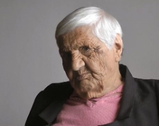 Niemcy zajęli dw&oacute;r i chcieli zabrać Moritza do wojska, ale on nie chciał - Kazimiera Iwanicka - fragment relacji świadka historii [WIDEO]