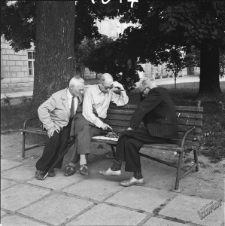 Mężczyźni grający w szachy na Placu Litewskim w Lublinie