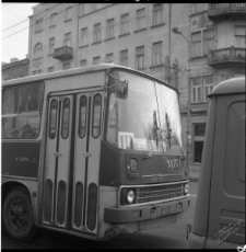 Autobus na przystanku przy Ogrodzie Saskim w Lublinie