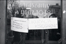 Księgarnia Dom Książki na Krakowskim Przedmieściu w Lublinie - informacja o likwidacji na drzwiach