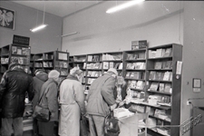 Księgarnia Dom Książki na Krakowskim Przedmieściu w Lublinie - zapełnione ludźmi wnętrze