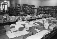 W księgarni UMCS w Lublinie - widok z głębi obiektu