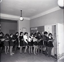 Uczennice szkoły w kolejce do biblioteki w Lublinie