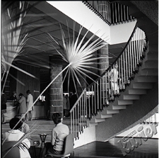 W bibliotece UMCS w Lublinie - widok na punkt realizowania zam&oacute;wień zza schod&oacute;w do czytelni