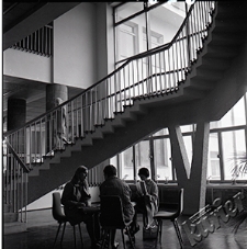 W bibliotece UMCS w Lublinie - stolik pod schodami prowadzącymi do czytelni