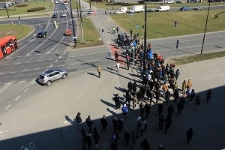 Przejście władz miasta i młodzieży z lubelskich szkół Szlakiem Pamięci „Lublin. Pamięć Zagłady” na teren miejsca pamięci Umschlagplatz