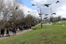 Przejście władz miasta i młodzieży z lubelskich szkół Szlakiem Pamięci „Lublin. Pamięć Zagłady” na teren miejsca pamięci Umschlagplatz