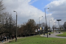 Przejście władz miasta i młodzieży z lubelskich szk&oacute;ł Szlakiem Pamięci &bdquo;Lublin. Pamięć Zagłady&rdquo; na teren miejsca pamięci Umschlagplatz