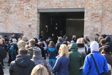 Roman Litman w miejscu pamięci Umschlagplatz