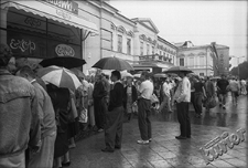 Spotkanie z Wojciechem Jaruzelskim w księgarni Ezop w Lublinie - widok wzdłuż ulicy na kolejkę ludzi przed wejściem