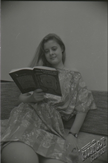 Modelka pozująca z książką Mała Apokalipsa Tadeusza Konwickiego w Lublinie