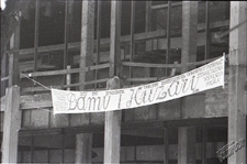 Teatr w Budowie z zawieszonym banerem Teatru Muzycznego w Lublinie