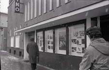 Kino Robotnik w Lublinie - wejście i gabloty z repertuarem