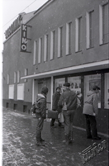 Kino Robotnik w Lublinie - wejście z neonami