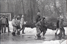 Ogr&oacute;d Saski w Lublinie zimą - wycieczka szkolna na tle baru Pod Jesionem