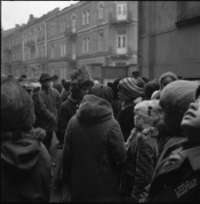 Dzieci przed kinem Wyzwolenie w Lublinie