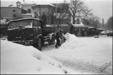 Odśnieżanie placu przed Powszechnym Domem Towarowym Sezam przy Krakowskim Przedmieściu w Lublinie