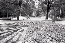 Ogr&oacute;d Saski w Lublinie - zegar słoneczny z fontanną w tle