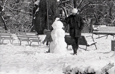 Ogr&oacute;d Saski w Lublinie zimą - lepienie bałwana