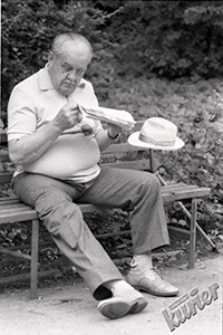 Ogród Saski w Lublinie - starszy mężczyzna z gazetą odpoczywający na ławce