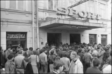 Kolejka do sklepu Sport na Krakowskim Przedmieściu w Lublinie