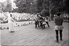 Ogr&oacute;d Saski w Lublinie - gościnne występy folklorystyczne na scenie Muszli Koncertowej przy pełnej publiczności