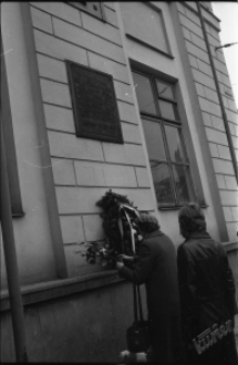 Złożenie kwiat&oacute;w przed tablicą pamiątkową na Ratuszu w Lublinie