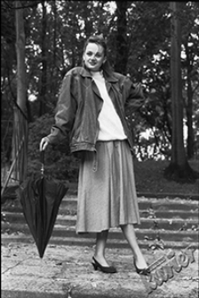 Ogr&oacute;d Saski w Lublinie - modelka pozująca przy wejściu do Muszli Koncertowej