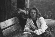 Ogr&oacute;d Saski w Lublinie - kobieta z dziewczynką na ławce