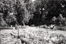 Ogród Saski w Lublinie - zegar słoneczny z perspektywą letniego wypoczynku licznych spacerowiczów