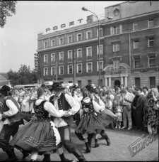 Występ zespołu ludowego na placu Litewskim w Lublinie