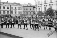 Występ zespołu ludowego na placu przed Domem Towarowym Sezam