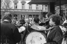 Muzycy ludowi na placu przed Domem Towarowym Sezam