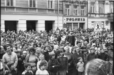 Ludzie przed Ratuszem w Lublinie