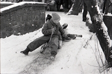 Ogr&oacute;d Saski w Lublinie zimą - wjeżdżanie na sankach gł&oacute;wnym wejściem