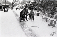 Ogr&oacute;d Saski w Lublinie zimą - oblegana ślizgawka przy gł&oacute;wnym wejściu w szerokiej perspektywie