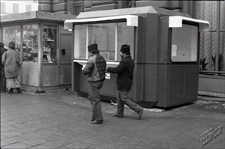 Nowy kiosk typu K67 ustawiony obok kiosku starego przy Grand Hotelu w Lublinie