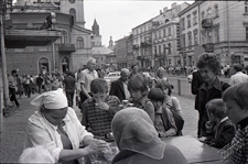 Oblegany w&oacute;zek z saturatorem na Krakowskim Przedmieściu w Lublinie