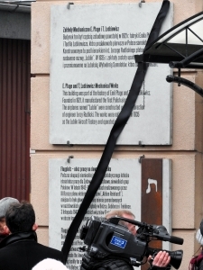Odsłonięcie tablicy upamiętniającej ofiary obozu pracy na Flugplatzu w Lublinie