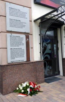 Odsłonięcie tablicy upamiętniającej ofiary obozu pracy na Flugplatzu w Lublinie