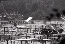 Ogr&oacute;d Saski w Lublinie - odpoczynek na poprzewracanych ławkach Muszli Koncertowej