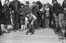 Zabawy dziecięce na boisku szkolnym w Lublinie