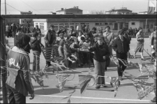 Zabawy dziecięce na boisku szkolnym w Lublinie